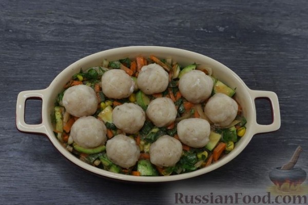 Фрикадельки, запечённые с кабачками и консервированной кукурузой
