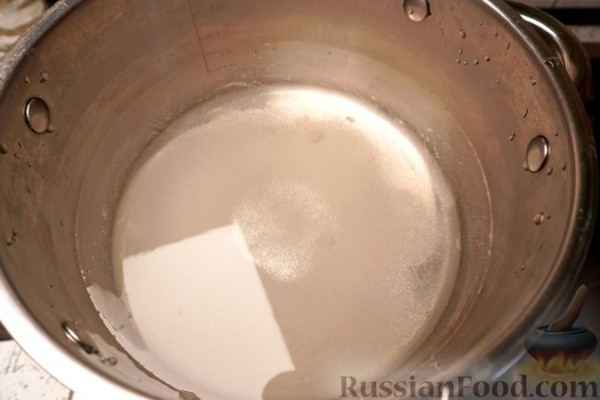 Компот с абрикосами, персиками, сливами и клубникой