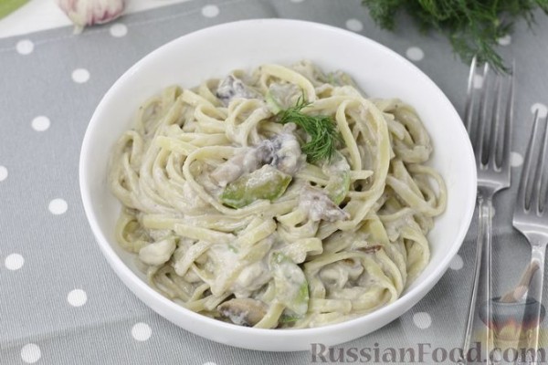 Лапша с грибами и кабачками в сливочном соусе