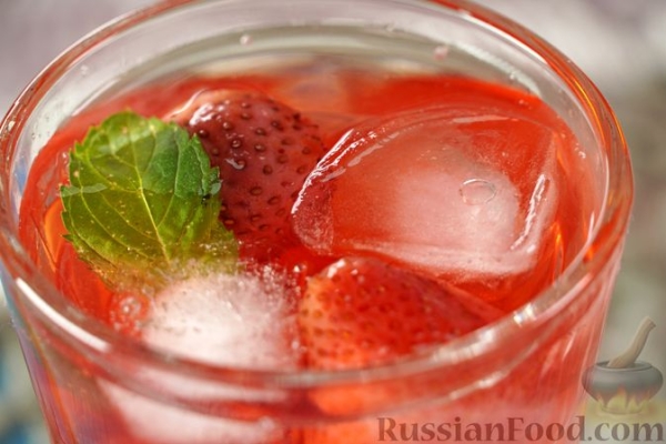 Компот с абрикосами, персиками, сливами и клубникой