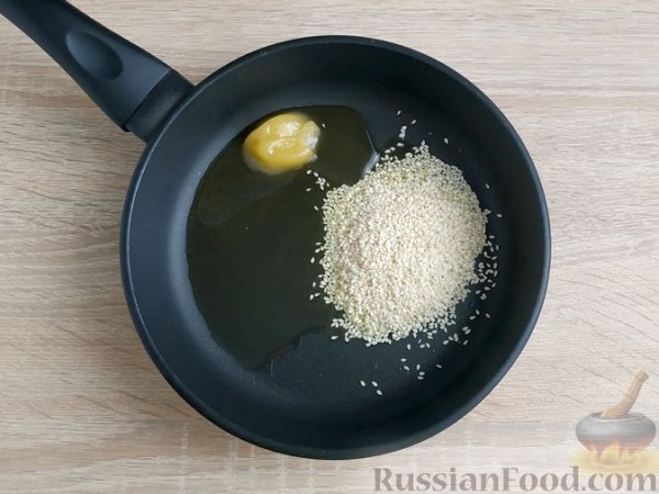 Салат с индейкой, сладким перцем и кунжутом