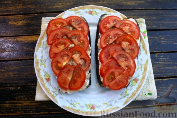 Баклажаны с куриным фаршем, помидорами и сыром (в микроволновке)
