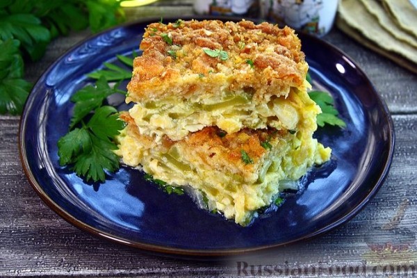 Кабачки, запечённые с сыром, сметаной и яйцами, под сухарной корочкой