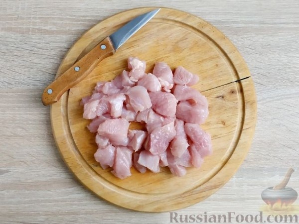 Салат с индейкой, сладким перцем и кунжутом