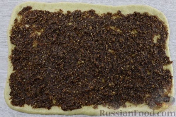 Сдобный рулет с орехово-медовой начинкой