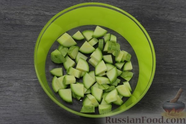Фрикадельки, запечённые с кабачками и консервированной кукурузой