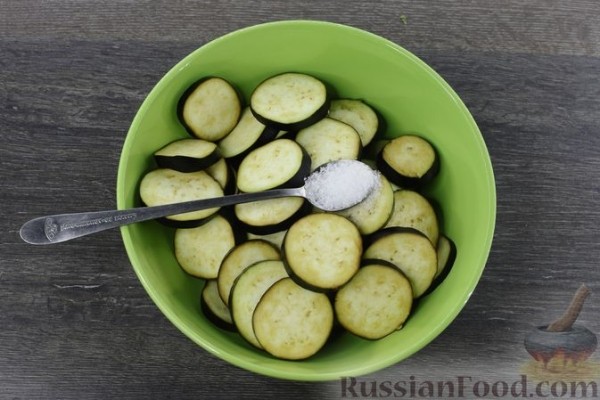 Рулетики из лаваша с баклажанами, помидорами и сыром