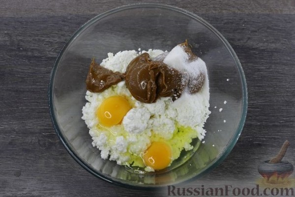 Шоколадный песочный пирог с творогом, черносливом и сгущёнкой