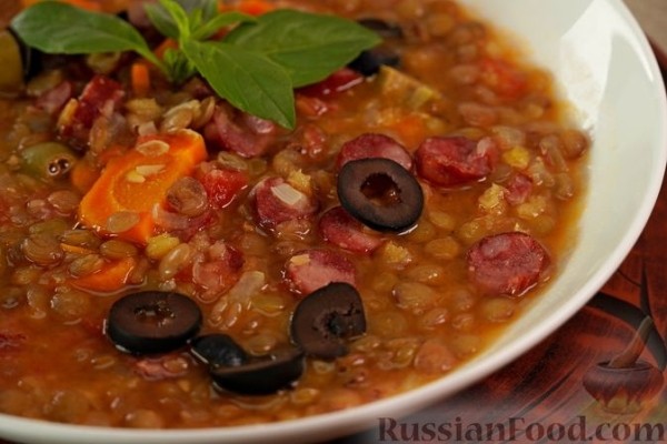 Чечевичный суп с копчёными колбасками