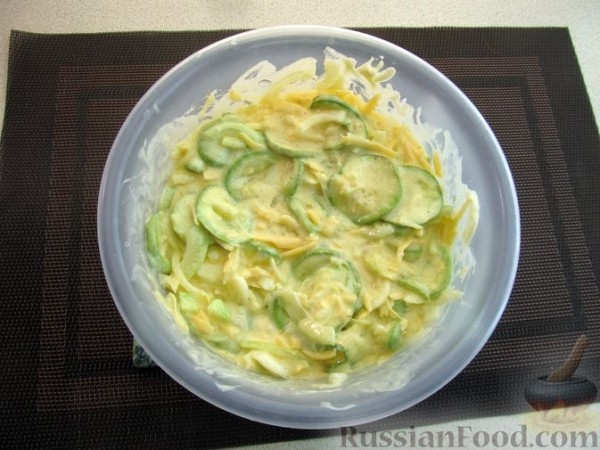 Кабачки, запечённые с сыром, сметаной и яйцами, под сухарной корочкой