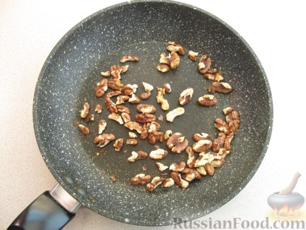 Печёный перец с чесноком, орехами и изюмом