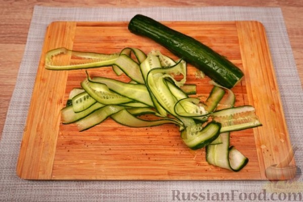 Греческий салат с фруктами и ягодами
