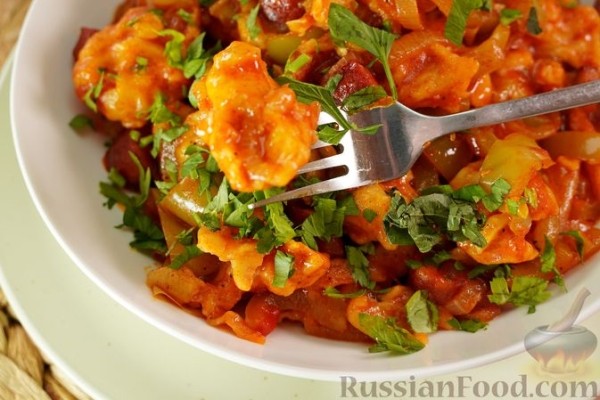 Лечо с колбасками и клёцками