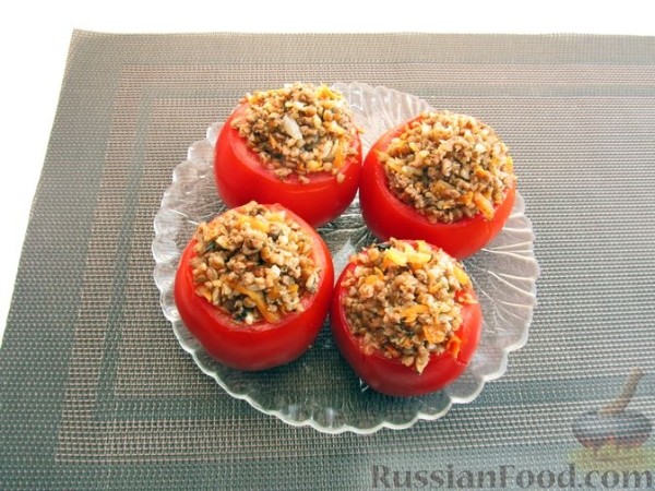 Запечённые помидоры, фаршированные фаршем и гречкой