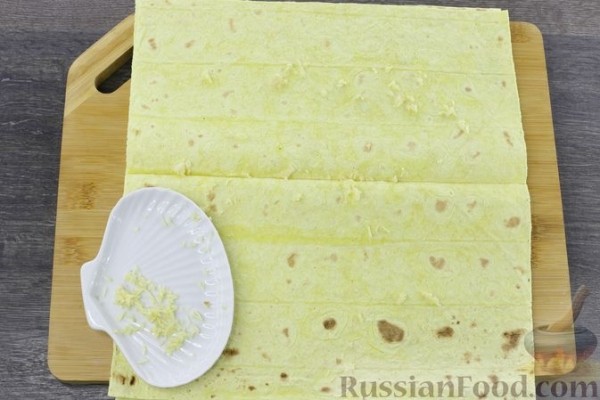 Рулетики из лаваша с баклажанами, помидорами и сыром