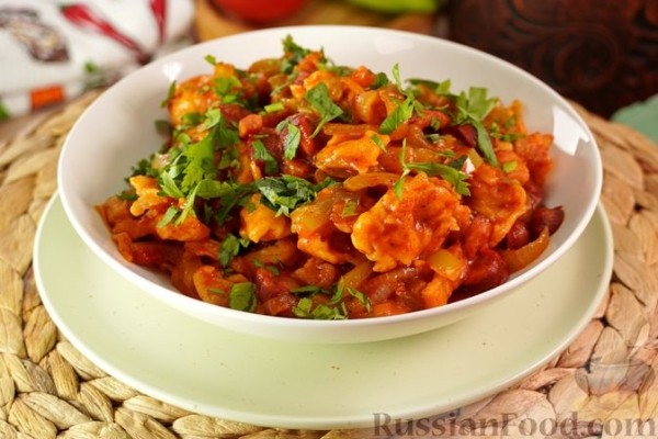 Лечо с колбасками и клёцками