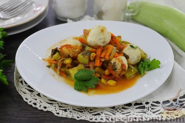 Фрикадельки, запечённые с кабачками и консервированной кукурузой