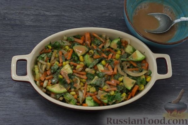 Фрикадельки, запечённые с кабачками и консервированной кукурузой