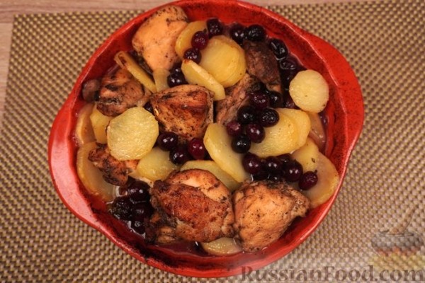 Курица, запечённая с картофелем, крыжовником и вином