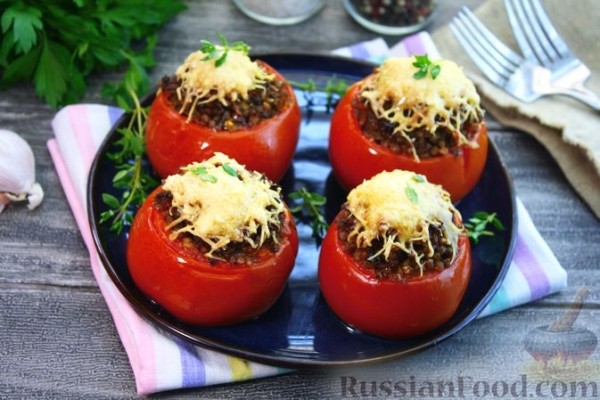 Запечённые помидоры, фаршированные фаршем и гречкой