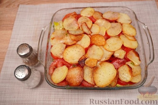 Молодой картофель, запечённый с кабачками и помидорами