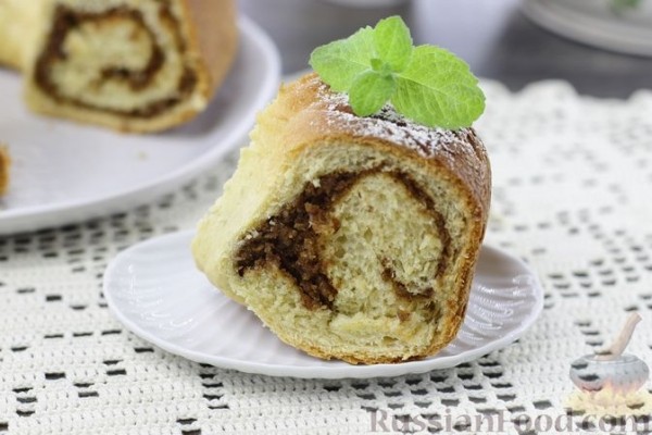 Сдобный рулет с орехово-медовой начинкой