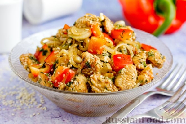 Салат с индейкой, сладким перцем и кунжутом