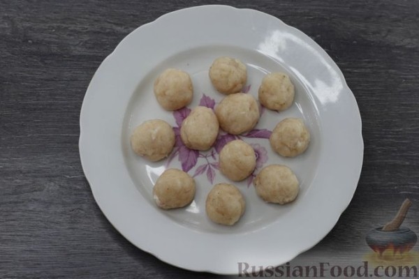 Фрикадельки, запечённые с кабачками и консервированной кукурузой