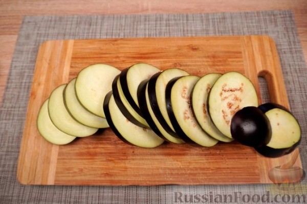 Жареные баклажаны с помидорами и соусом "Муждей"