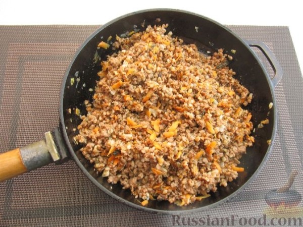 Запечённые помидоры, фаршированные фаршем и гречкой