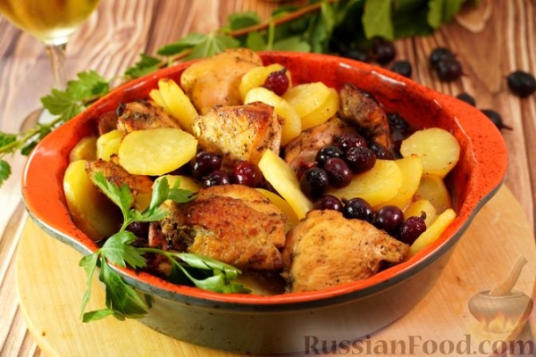 Курица, запечённая с картофелем, крыжовником и вином