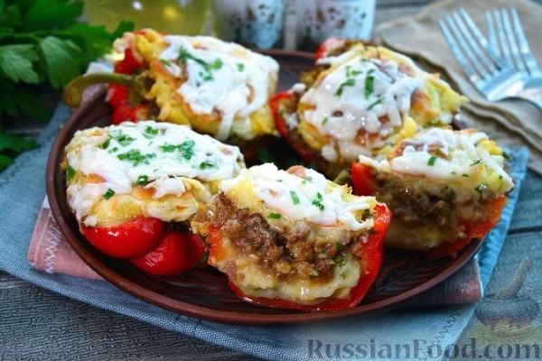 Запечённый перец, фаршированный картофельным пюре и мясом