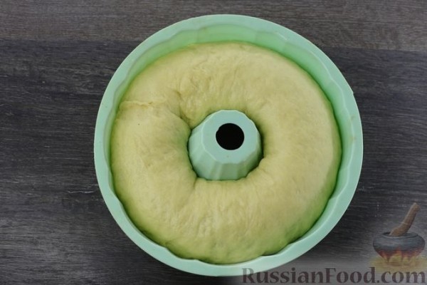 Сдобный рулет с орехово-медовой начинкой
