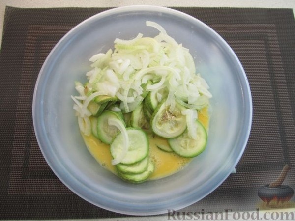 Кабачки, запечённые с сыром, сметаной и яйцами, под сухарной корочкой