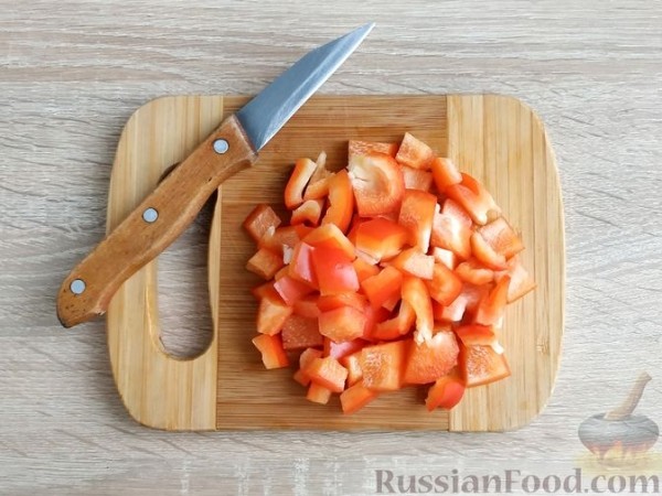 Салат с индейкой, сладким перцем и кунжутом
