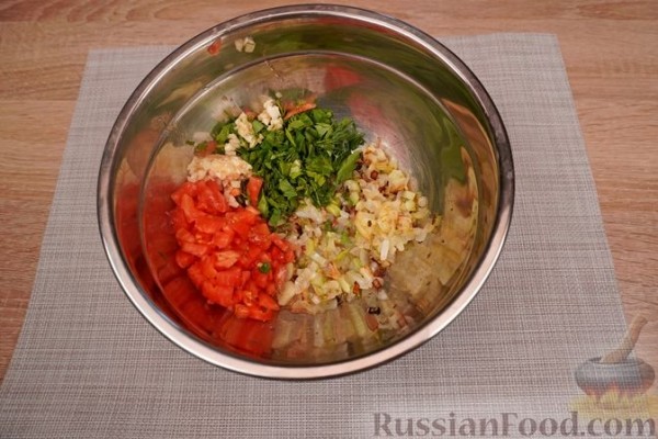 Баклажаны, фаршированные помидорами, яйцами и брынзой