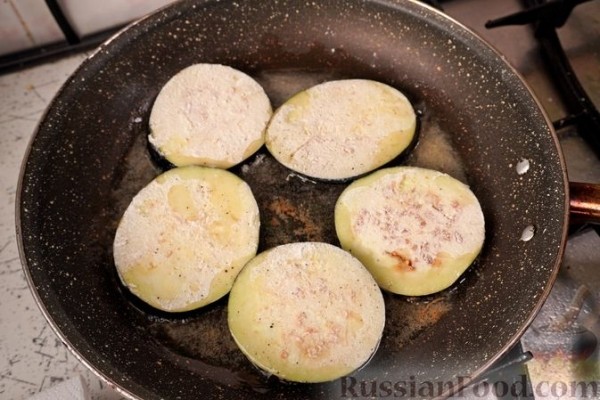 Жареные баклажаны с помидорами и соусом "Муждей"