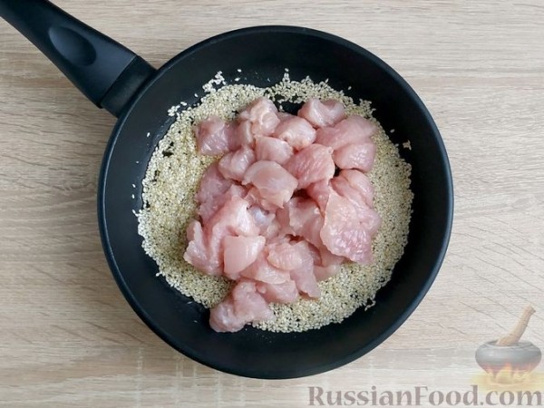 Салат с индейкой, сладким перцем и кунжутом