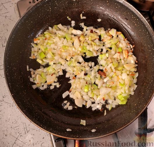 Баклажаны, фаршированные помидорами, яйцами и брынзой