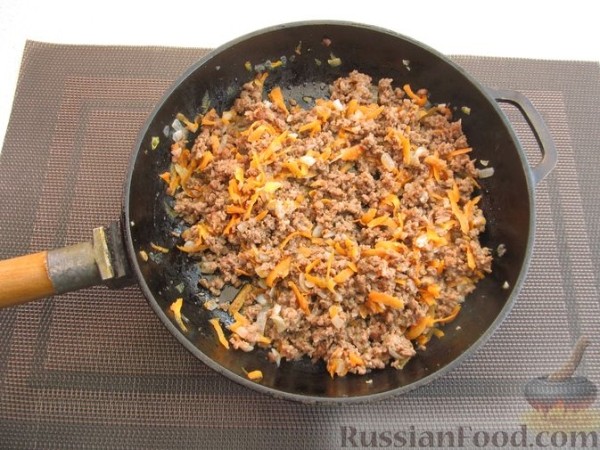 Запечённые помидоры, фаршированные фаршем и гречкой