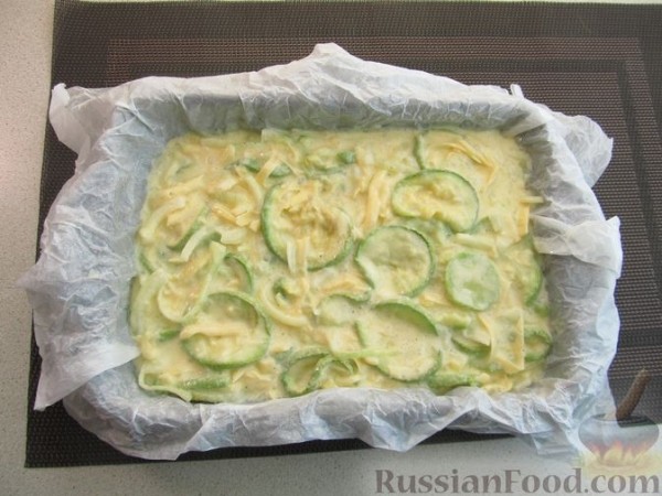 Кабачки, запечённые с сыром, сметаной и яйцами, под сухарной корочкой