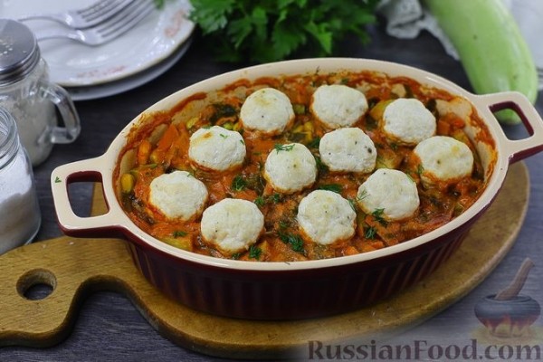 Фрикадельки, запечённые с кабачками и консервированной кукурузой
