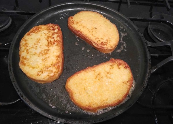 Гренки с яйцом и молоком на сковороде