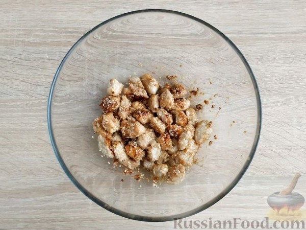 Салат с индейкой, сладким перцем и кунжутом