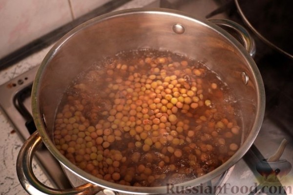 Чечевичный суп с копчёными колбасками