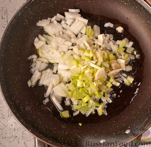 Баклажаны, фаршированные помидорами, яйцами и брынзой