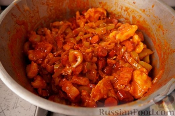 Лечо с колбасками и клёцками