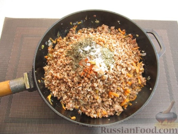 Запечённые помидоры, фаршированные фаршем и гречкой