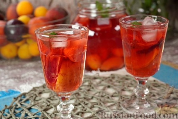 Компот с абрикосами, персиками, сливами и клубникой