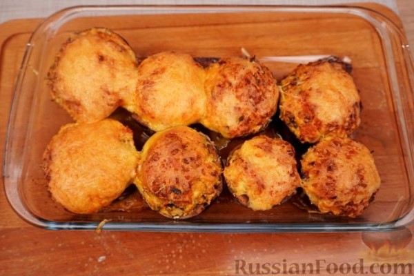 Баклажаны, фаршированные помидорами, яйцами и брынзой